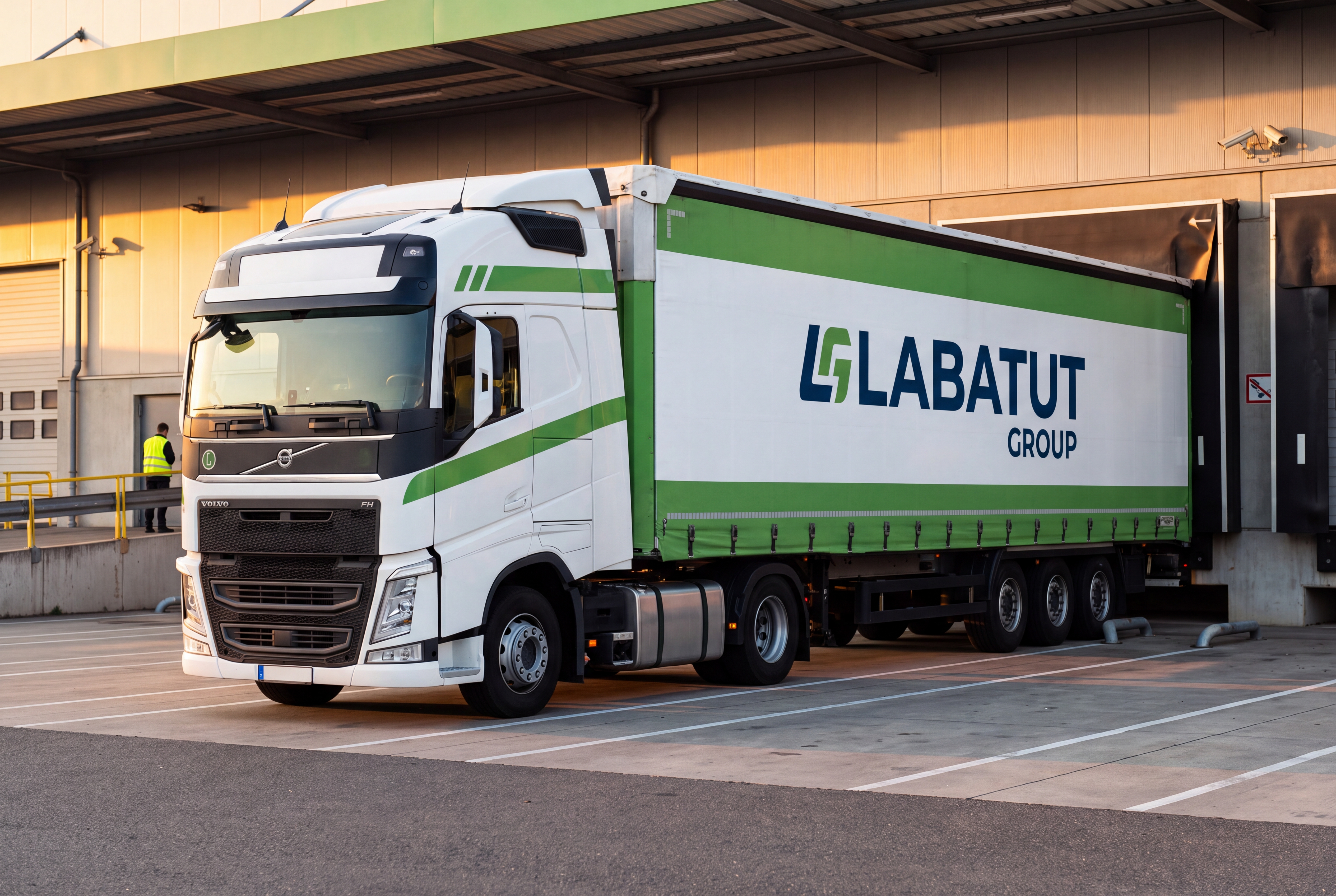 Camion Labatut Group à quai de chargement, assurance transport de marchandises